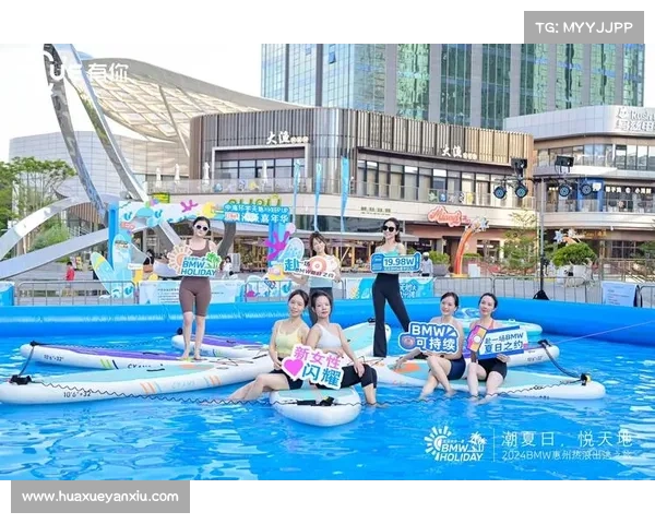 水上瑜伽引领夏季潮流 城市泳池夜间体验成新热点